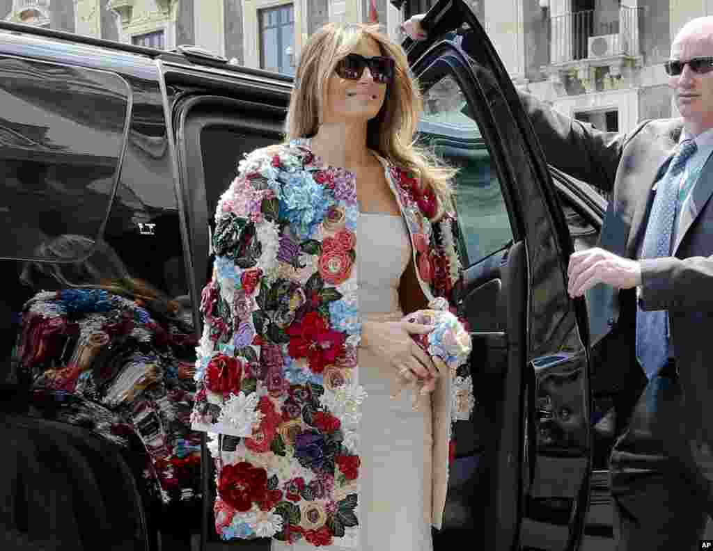 La Première dame américaine Melania Trump sort d&#39;une voiture en arrivant au palais de Chierici, lors d&#39;une visite des premières dames du G7 à Catane, Italie, 26 mai 2017.