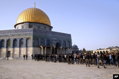 په بیت المقدس کې اوسیدونکي یهودان د اسرائیل تابعیت لري او په دې ښار کې اوسیدونکي فلسطیني عرب یواځې د اوسیدو پاڼې او ځانگړي پیژند کارتونه لري 