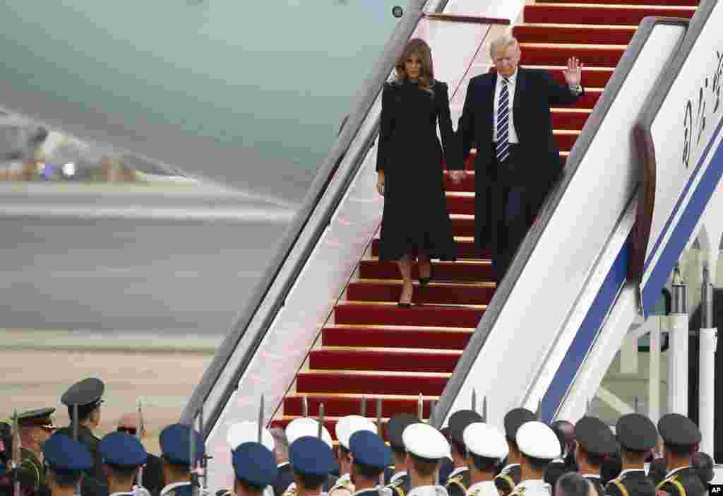 美國總統川普與第一夫人梅拉尼婭抵達北京，走下總統專機空軍一號（2017年11月8日）