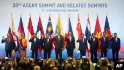 싱가포르에서 열린 제33차 동남아시아국가연합(ASEAN) 정상회의 개최식에서 아세안 정상들이 손을 흔들어 보이고 있다. 
