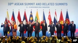 지난 2018년 싱가포르에서 열린 제33차 동남아시아국가연합(ASEAN) 정상회의 개최식에서 아세안 정상들이 손을 흔들어 보이고 있다. (자료사진)