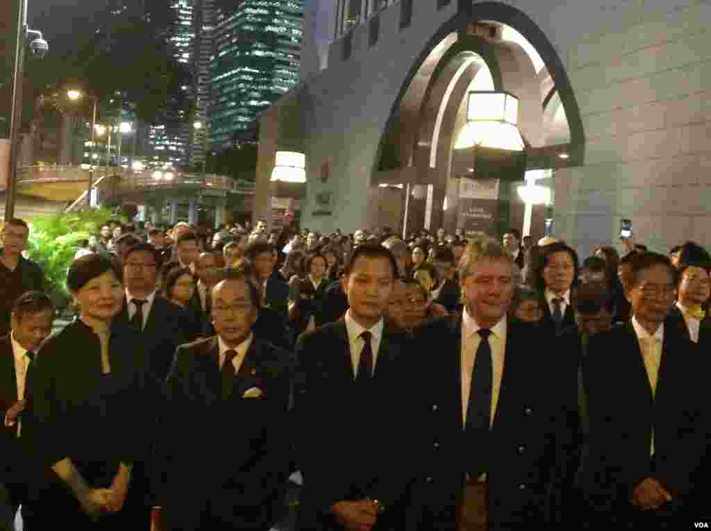 香港法律界举行反人大释法黑衣静默游行（美国之音海彦拍摄）