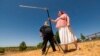 Los hackers Kristin Paget (der) y Marc Rogers ponen a prueba una tecnología para rastrear armas en un campo de tiro en Hickman, California el 6 de junio del 2021. 