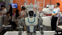 中國北京國際科技產品展銷會展出的機器人和無人機。（2018年5月17日）