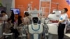 资料照：中国北京国际科技产品展销会展出的机器人和无人机。（2018年5月17日）