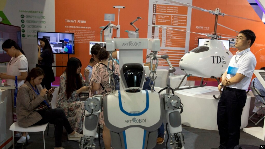 资料照：中国北京国际科技产品展销会展出的机器人和无人机。（2018年5月17日）(photo:VOA)