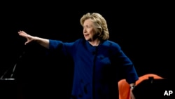 Bivša državna sekretarka Hilari Klinton obraća se grupi pristalica i studentima Univerziteta u Majamiju, 26. februara 2014.