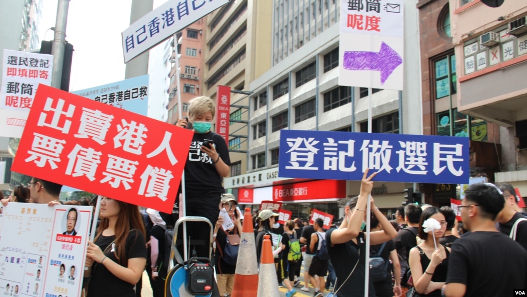 遊行隊伍中選民登記宣傳站(美國之音記者申華拍攝)