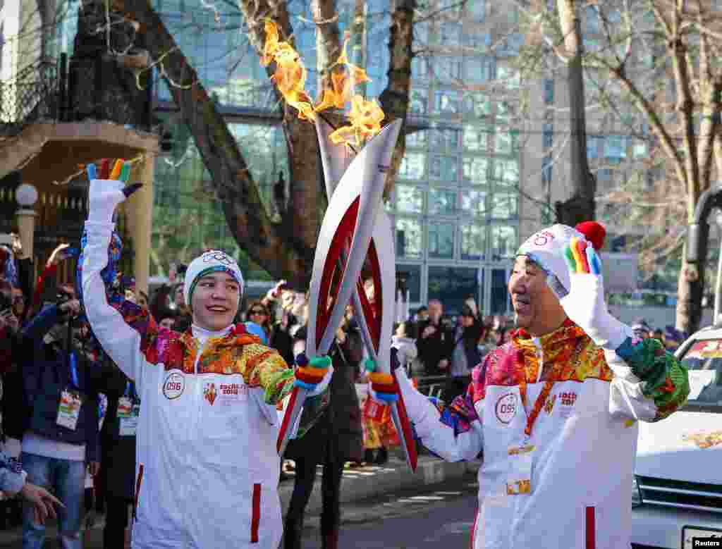 اقوام متحدہ کے سیکرٹری جنرل بان کی مون روس کے شہر سوچی میں سرمائی اولمپکس کی مشعل اٹھائے پیدل چلتے ہوئے جا رہے ہیں۔