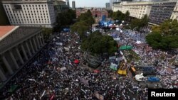 Public school teachers on strike take part in a protest at Plaza de Mayo square in front of the Casa Rosada Presidential Palace in Buenos Aires, Argentina, March 22, 2017.