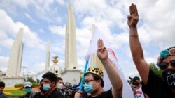 Pemimpin protes Parit "Penguin" Chiwarak (dengan mahkota) menunjukkan salut tiga jari selama demonstrasi untuk menandai peringatan 89 tahun penghapusan monarki absolut di Bangkok, Thailand, 24 Juni 2021. (Foto: Reuters/Soe Zeya Tun)