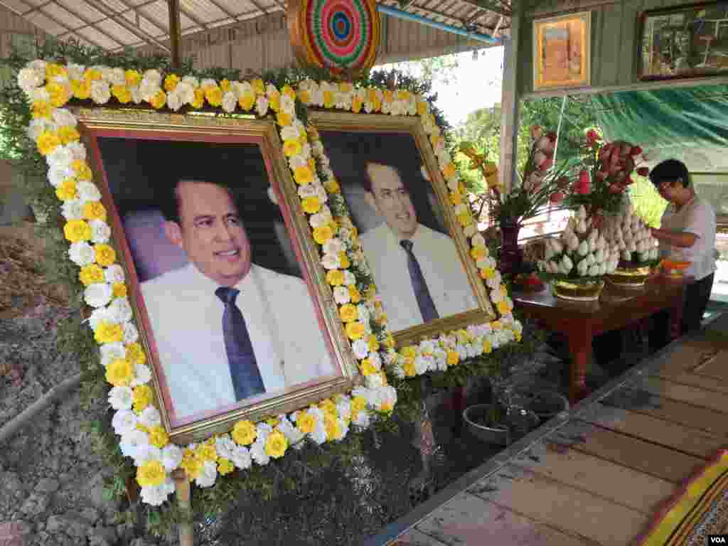 រូបថតលោក កែម ឡី អ្នកវិភាគសង្គម ដែលរងការបាញ់សម្លាប់ ដាក់បង្ហាញនៅឯគេហដ្ឋាន ក្នុងខេត្តតាកែវ នៅថ្ងៃទី២ ខែកក្កដា ឆ្នាំ២០១៧។ (ហ៊ុល រស្មី/ VOA)