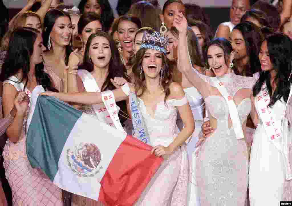 បវរកញ្ញាម៉ិកស៊ិក Vanessa Ponce de Leon វ័យ២៦ឆ្នាំ សាទរ បន្ទាប់ពីបានឈ្នះងារបវរកញ្ញាពិភពលោក ២០១៨ នៅក្នុងក្រុង Sanya កោះ Hainan ប្រទេសចិន កាលពីថ្ងៃទី៨ ខែធ្នូ ឆ្នាំ២០១៨។