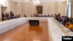 El presidente de Colombia, Iván Duque, se reunió con los dirigentes del Comité de Huelgas, que ha encabezado las protestas. Foto: Twitter Iván Duque.