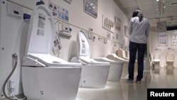 Japanese toilets are seen on display at the Toto Japanese sanitary equipment showroom in Tokyo on September 22, 2019. (REUTERS/Lucien Libert)