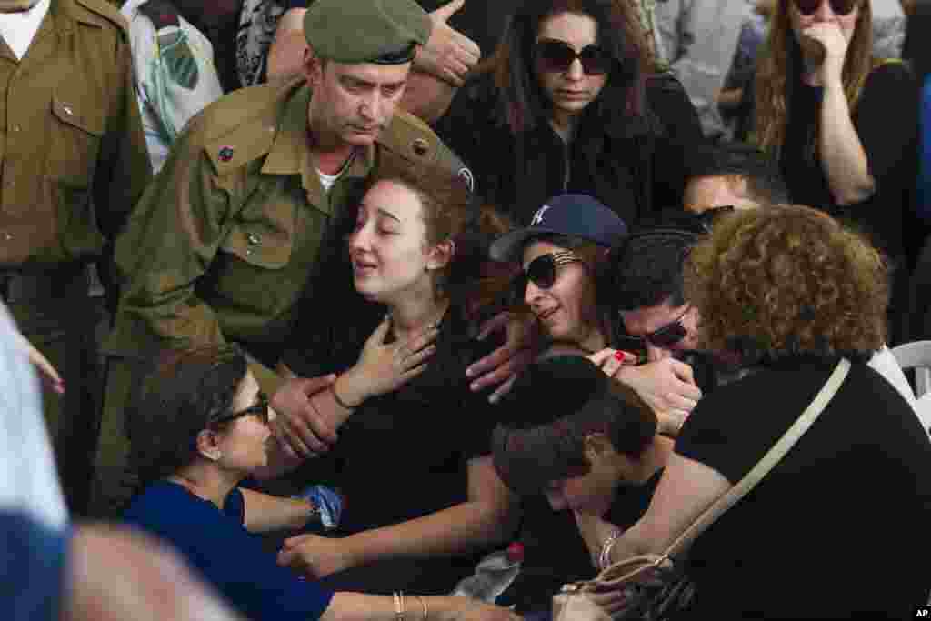 Relatives of Maj. Amotz Greenberg, 45, mourn during his funeral in Hod Hasharon, July 20, 2014.