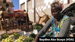 Une vendeuse de légumes au marché Castor de Dakar, le 25 janvier 2019. 