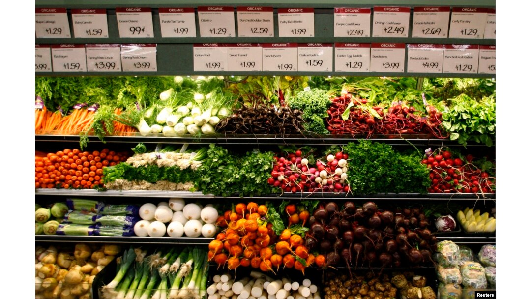 Berbagai sayuran organik di pasar Whole Foods Market di LaJolla, California, 13 Mei 2008.