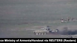 រូបភាពដែលដកស្រង់ពីវីដេអូដែលចេញផ្សាយដោយក្រសួងការពារជាតិអាមេនី បង្ហាញឲ្យឃើញរថពាសដែកនិងយោធា​អាស៊ែបៃហ្សង់ កំពុងធ្វើសកម្មភាពប្រយុទ្ធនៅតំបន់ជម្លោះ Nagorno-Karabakh រវាងប្រទេសអាមេនីនិង​អាស៊ែបៃហ្សង់ កាលពីថ្ងៃទី២៧ ខែកញ្ញា ឆ្នាំ២០២០។ (Defence Ministry of Armenia/Handout via REUTERS)
