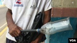 Miguel Ángel, un revendedor de gasolina en Maracaibo, dice que este negocio ilegal le permite hacer frente al hambre y es su salvavidas en medio de la crisis que atraviesa Venezuela.