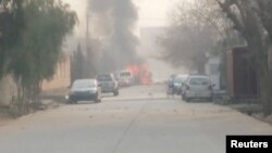 Asap membumbung dari lokasi ledakan dekat kantor lembaga bantuan, Save the Children di Jalalabad, Afghanistan, 24 Januari 2018. Gambar diambil dari cuplikan video Reuters TV.