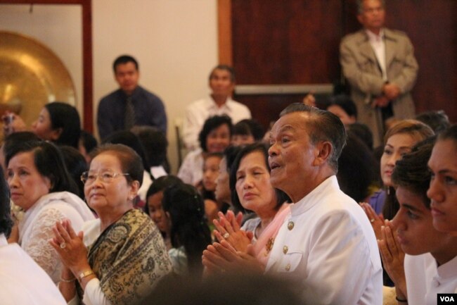 លោកបណ្ឌិត ទន់ សុវណ្ណ រួមទាំងក្រុមគ្រួសារ គោរពព្រះសង្ឃនៅក្នុងពិធីប្រោសព្រំ រំឭកគុណ និងតែងតាំងលោកជាប្រធានកិត្តិយសនៃវត្តពុទ្ធិការាម កាលពីថ្ងៃអាទិត្យ ទី២៣ ខែកញ្ញា ឆ្នាំ២០១៨។ (ទែន សុខស្រីនិត/VOA)