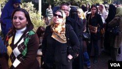 Women wait in a queue to vote in Egypt's first post-revolutionary elections, Cairo, Egypt, November 28, 2011. (file)