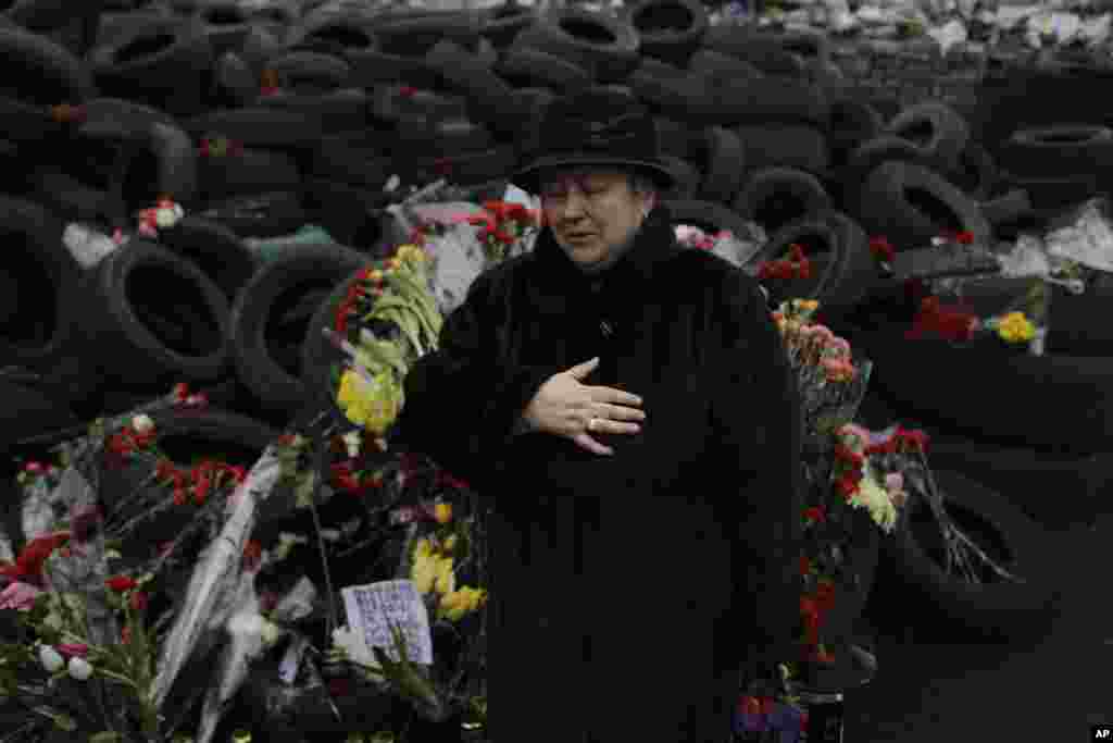 A woman cries at a memorial for the people killed in clashes with the police at Kyiv's Independence Square, Feb. 26, 2014. 