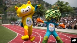 Maskot Olimpiade Rio de Janeiro tahun 2016 (kiri), dan mascot paralimpik ditampilkan di Santa Teresa, Rio de Janeiro (foto: dok).