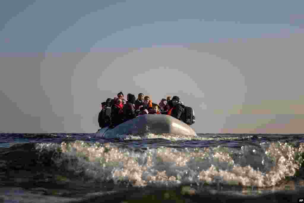 터키 해변에서 고무보트를 타고 에게해를 건넌 난민과 이민자들이 그리스 레스보스 섬에 도착했다.