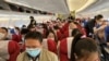 တရုတ်နိုင်ငံ Shenzhen Baoan လေဆိပ်မှထွက်ခွာမည့် China Eastern လေကြောင်းလိုင်း လေယာဉ်ပေါ်မှ ခရီးသည်များ။ (မေ ၁၉၊ ၂၀၂၀)