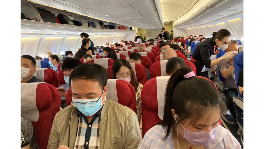 Penumpang mengenakan masker dalam pesawat China Eastern Airlines di Bandara Internasional Shenzhen Baoan di Shenzhen, provinsi Guangdong, China, 19 Mei 2020.