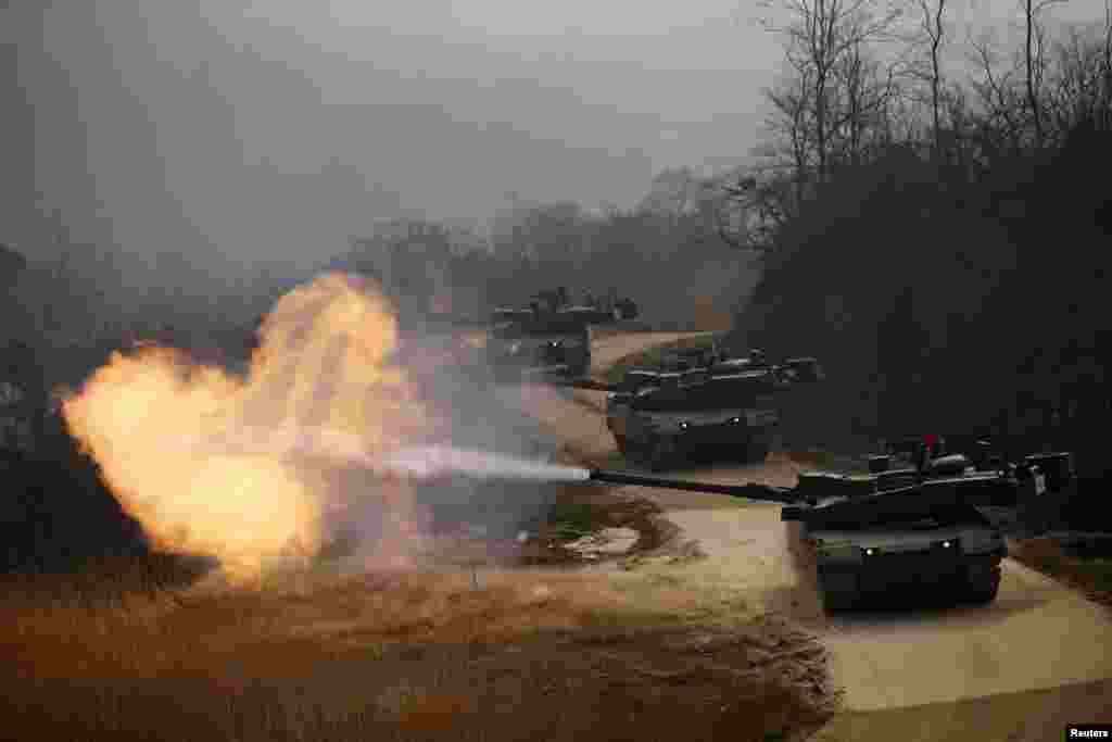 Tank K-2 Korea Selatan menembak sasaran dalam latihan militer di Pulau Yangpyeong.