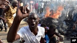 케냐에서 26일 대선 재투표가 실시된 가운데 야권연합을 지지하는 시위대가 몸바사시에서 타이어를 태우며 항의하고 있다.