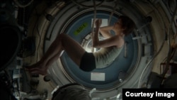 Aktris Sandra Bullock dalam film "Gravity."