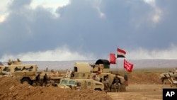 이라크군과 시아파 민병대로 구성된 연합군이 ISIL을 상대로 싸우고 있는 가운데 티크리트 외곽 지역에서 연기가 피어오르고 있다. 