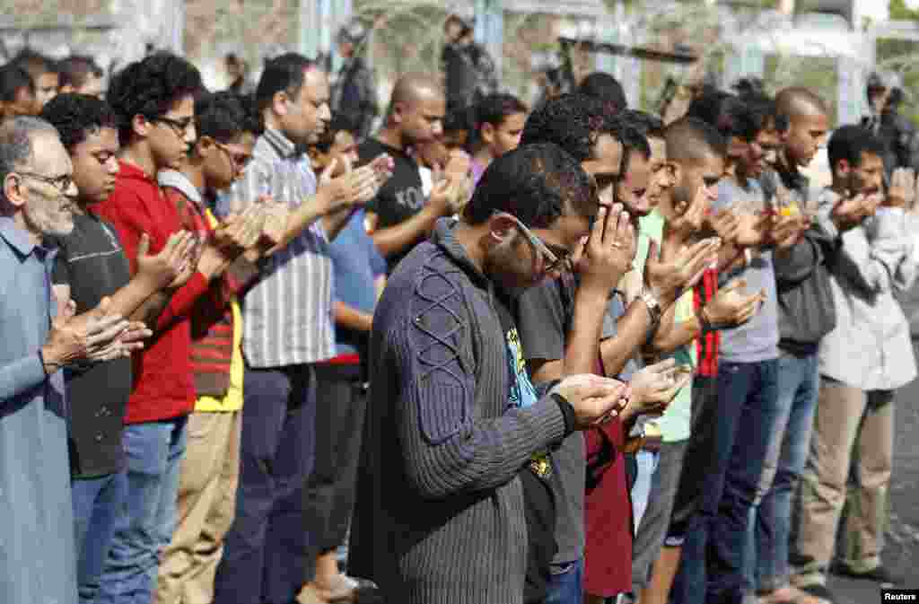 Müsəlman Qardaşları tərəfdarları Məhəmməd Mürsi üçün dua edirlər - Qahirə, 4 noyabr, 2013 