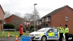 Polisi wa Uingereza wakilinda eneo ambalo jasusi wa zamani wa Urusi Sergei Skripal anaishi huko Salisbury, Uingereza, Jumanne Machi 13, 2018