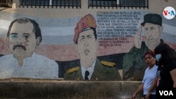 ARCHIVO - Un mural con la imagen de Daniel Ortega, Hugo Chávez y Fidel Castro en Managua. [Foto: VOA / Houston Castillo]