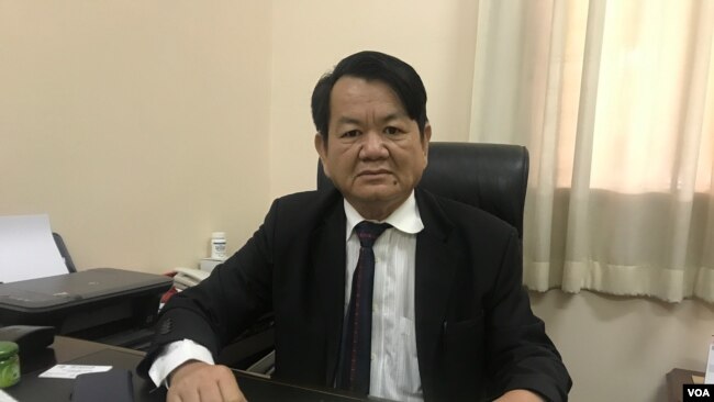 លោកវេជ្ជបណ្ឌិត ញឹប អង្គាបុស្ស នាយកមន្ទីរពេទ្យកុមារជាតិ កំពុងបំពេញការងារនៅមន្ទីរពេទ្យកុមារជាតិ រាជធានីភ្នំពេញ។ (ធីតា វីន/VOA)