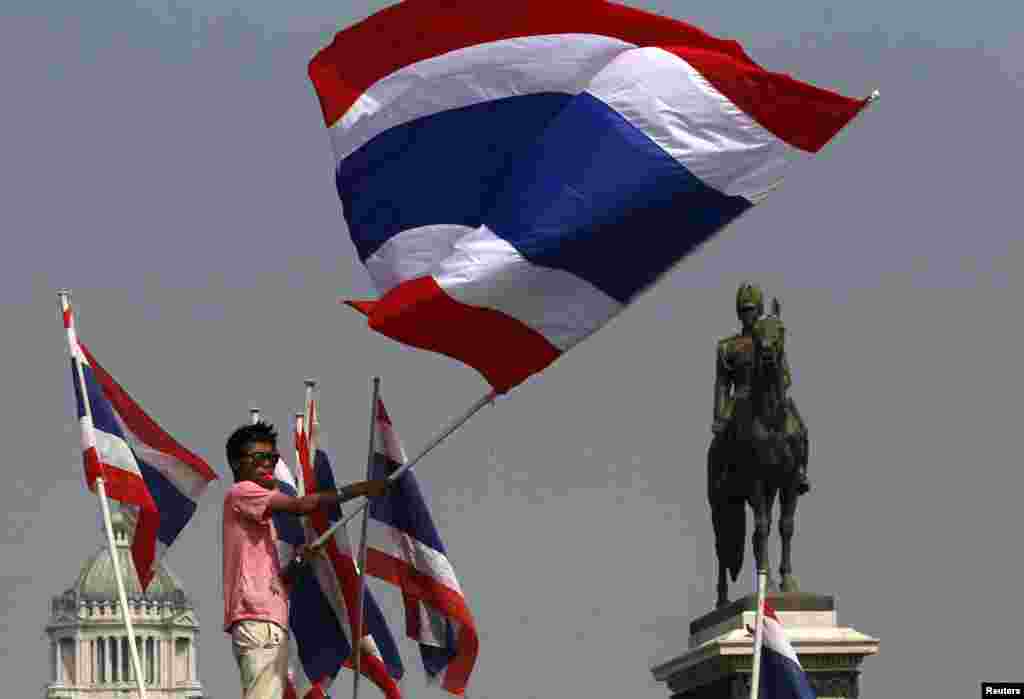یکی از مخالفان دولت در حال اعتراض در بانکوک