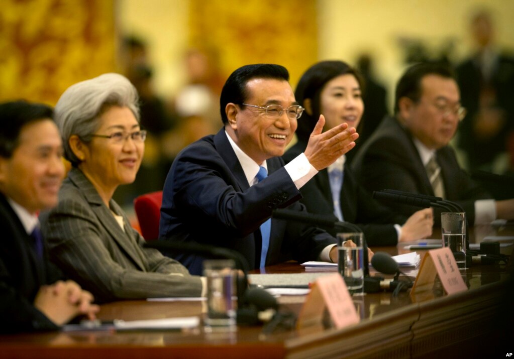 中国总理李克强 (中) 在人大的记者会上（2015年3月15日）(photo:VOA)