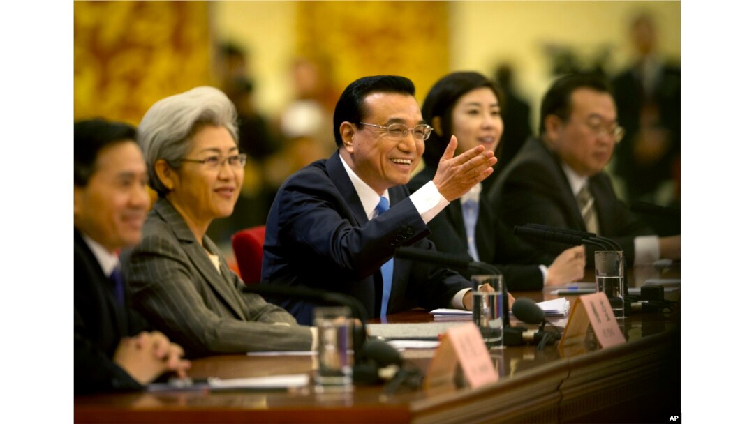 中國總理李克強 (中) 在人大的記者會上(2015年3月15日)
