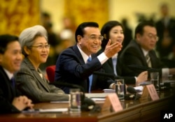 中國總理李克強 (中) 在人大的記者會上（2015年3月15日）