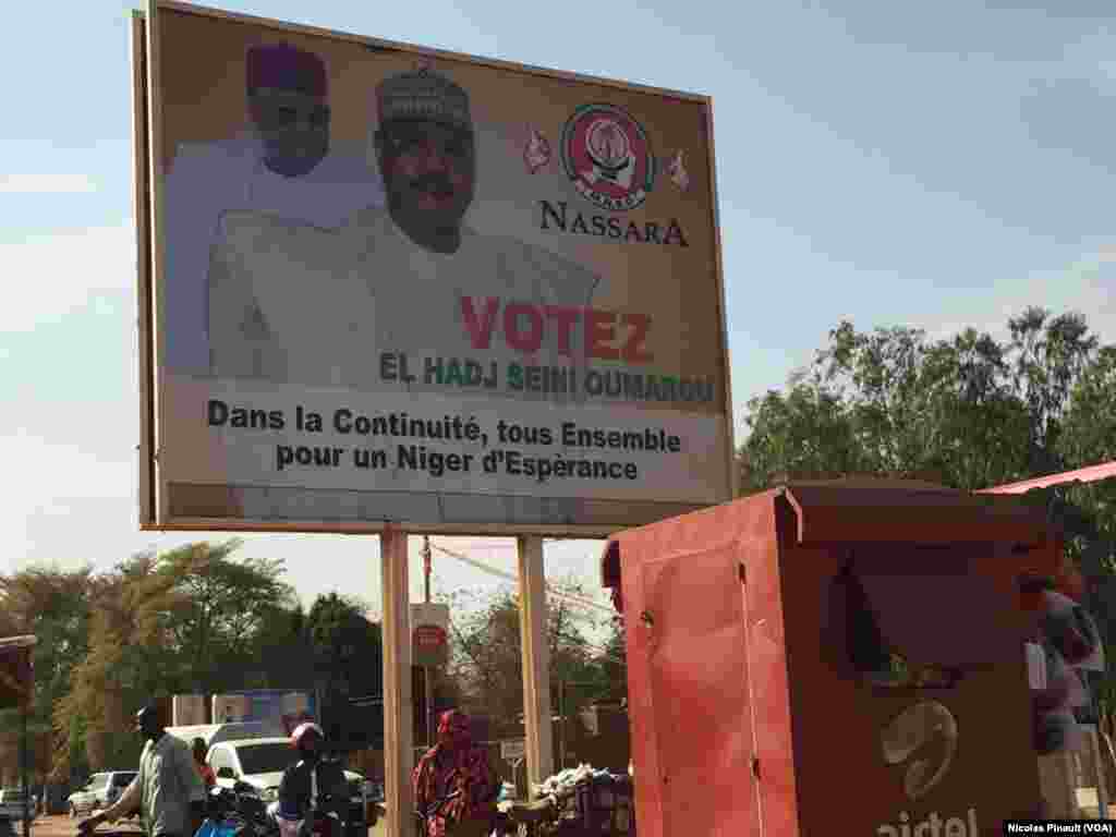El Hadj Seini Oumarou, candidat à la présidentielle, bat campagne pour la continuité et l’espérance au Niger, à Niamey, 17 février 2016