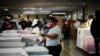 Empleados trabajan en una imprenta donde el gobierno hondureño está imprimiendo la papeleta que se utilizará en las elecciones generales del 28 de noviembre, en Tegucigalpa, Honduras, 13 de noviembre de 2021.