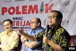 Anggota tim kuasa hukum BPN Prabowo Subianto-Sandiaga Uno, Denny Indrayana, enggan membocorkan bukti-bukti kecurangan saat berbicara di Jakarta, Sabtu, 25 Mei 2019. (Foto: Rio Tuasikal/VOA)