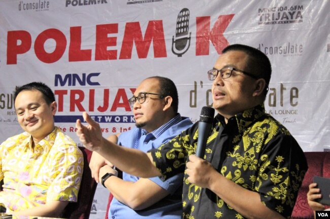 Anggota tim kuasa hukum BPN Prabowo Subianto-Sandiaga Uno, Denny Indrayana, enggan membocorkan bukti-bukti kecurangan saat berbicara di Jakarta, Sabtu, 25 Mei 2019. (Foto: Rio Tuasikal/VOA)