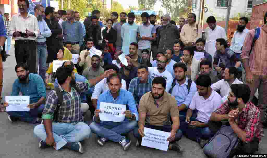 سری نگر میں ایک انگریزی اخبار ’کشمیر ریڈر‘ کی اشاعت پر پابندی کے خلاف کشمیر کے صحافی سراپا احتجاج ہیں۔ 