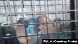 سابق وزیر اعظم نواز شریف کو احتساب عدالت سے واپس اڈیالا جیل لے جایا جا رہا ہے۔ فائل فوٹو